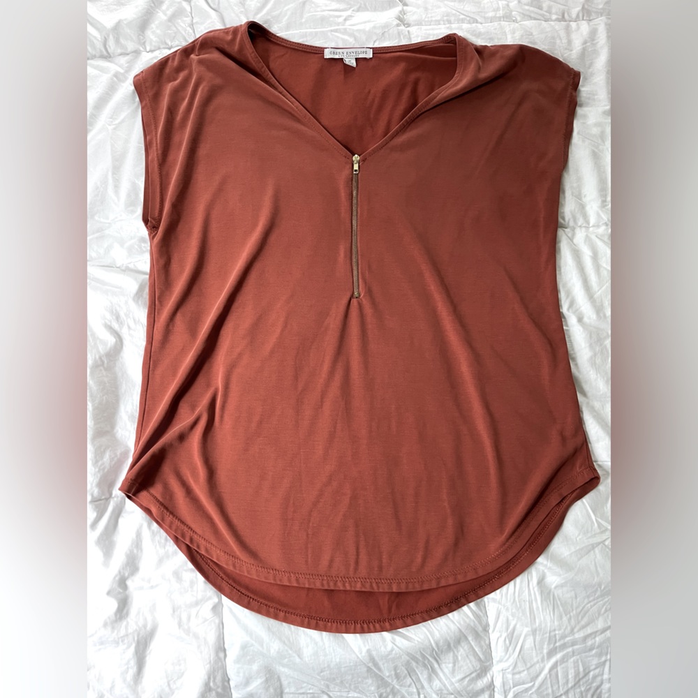 Pretty top, nice color